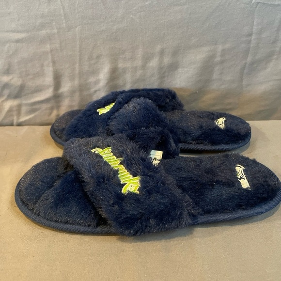 Seattle Seahawks Faux Fur Slip On Slippers‎ NFL Womens Size M 7-8 - Picture 2 of 5